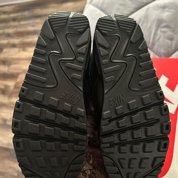 Nike Kids Black Sneakers. 7Y - Picture 4 of 5